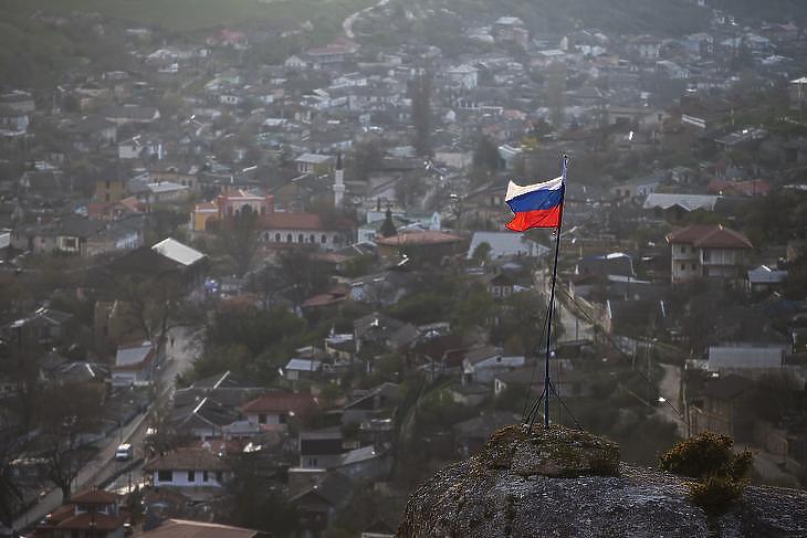 Orosz zászló lobog egy hegy tetején, az Ukrajnához tartozó Krím félszigeten fekvő Bahcsiszaraj közelében 2014. március 28-án. (Fotó: MTI/AP/Pavel Golovkin)