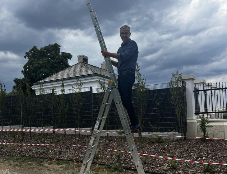 A szervező, Hadházy Ákos egyel feljebb lépett a tiltakozás létráján