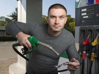 Sok autósnak megéri most várni a tankolással a hétvégéig