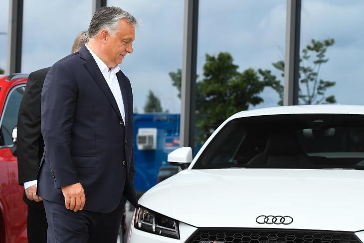 Orbán Viktor a győri Audi-gyárban 2020 júniusában. (MTI/Koszticsák Szilárd) 