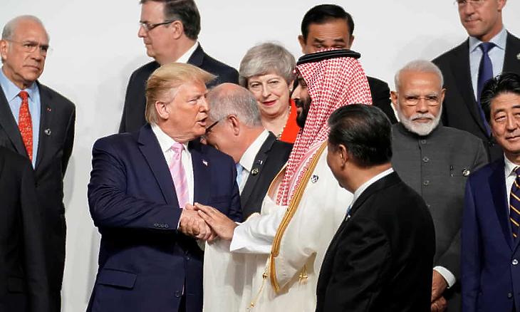 Donald Trump kezet fog Mohamed bin Szalman szaúdi koronaherceggel, Theresa May, Narendra Modi és Hszi Csin-Ping már a kameráknak pózol az oszakai G20 kezdetén. (Fotó: Kevin Lamarque/Reuters)