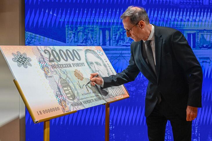 Varga Mihály elnök beírja nevét a jegybank történelmébe