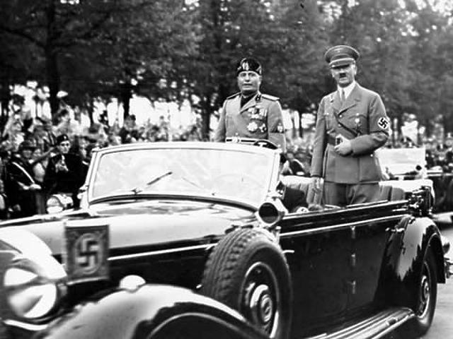 A Mercedesben a Führer és a Duce