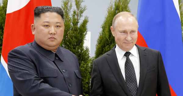 Kim Dzsongun észak-koreai kommunista vezér és Vlagyimir Putyin orosz elnök egymás kezébe csaptak