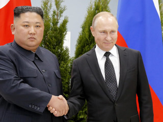 Kim Dzsongun észak-koreai kommunista vezér és Vlagyimir Putyin orosz elnök egymás kezébe csaptak