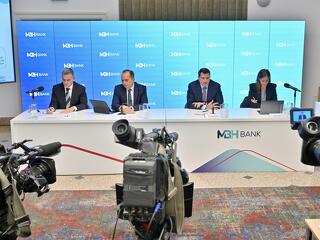 Új nagybank emelkedne fel a pesti tőzsdén