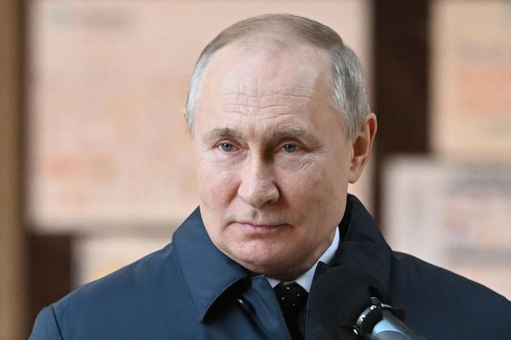   Vlagyimir Putyinálítólag vérig sértődött, hogy háborús bűnösnek mondták. Fotó: EPA/Sergei Guneyev/Sputnik/Kremlin