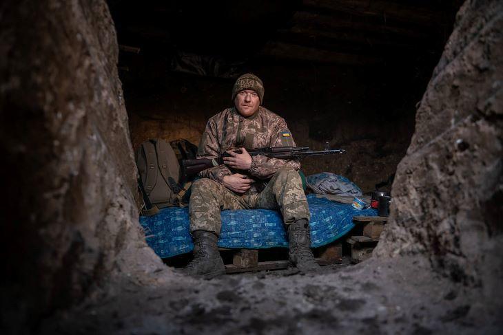 Ritka pillanat. Ukrán katona pihenő időben. Fotó: Volodimir Zelenszkij/Facebook