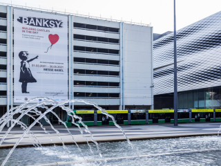 A lány lufival szorosan összeforrt Banksy nevével. Szerethető, nem utolsó sorban pedig remekül eladható téma