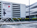 A lány lufival szorosan összeforrt Banksy nevével. Szerethető, nem utolsó sorban pedig remekül eladható téma