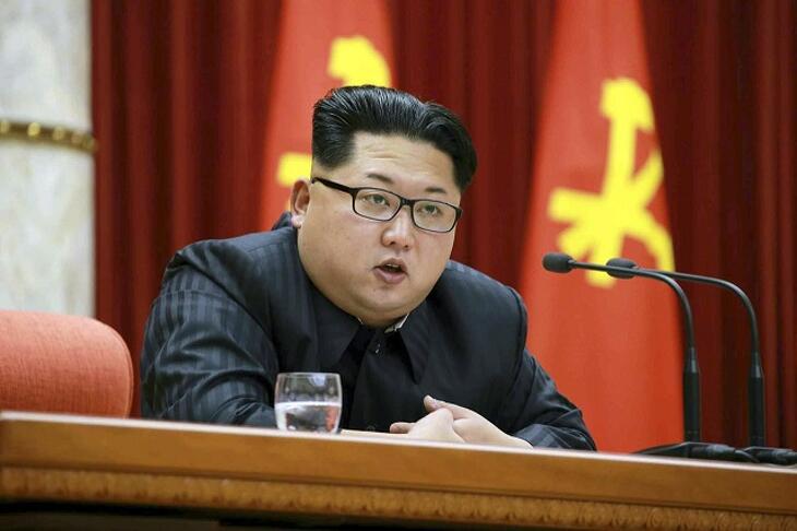 Kim Dzsongun, Észak-Korea diktátora figyel