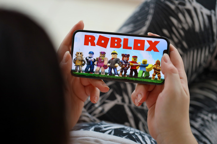 Csábító világ a Robloxé, csak éppen nem tudjuk, kivel és mivel lehet benne találkozni