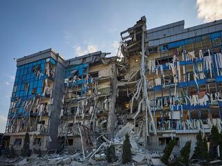 Rakétával lőttek szét az oroszok egy harkivi lakóházat