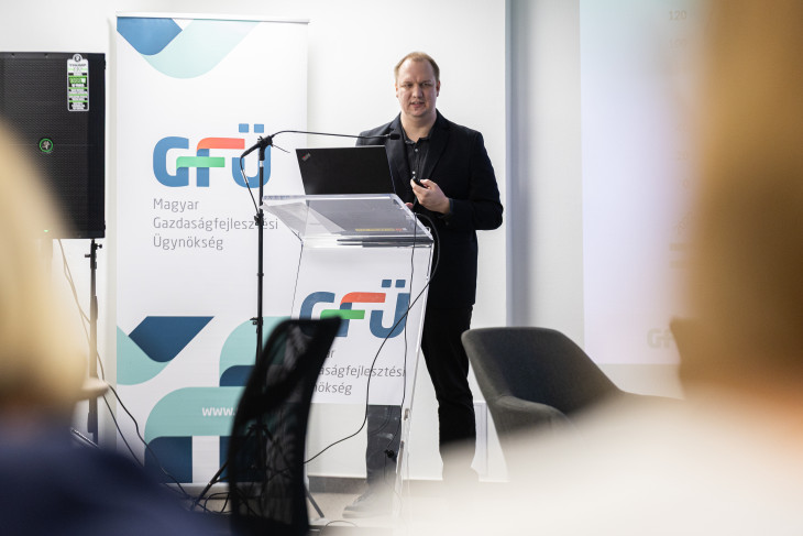 Molnár Dániel szerint idén 4,5 százalékos infláció mellett 0,4 százalékos GDP-növekedés várható