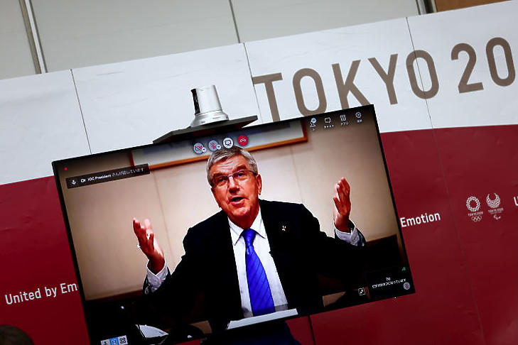 Thomas Bach, a NOB elnöke videokonferencia keretében tanácskozik a tokiói bizottság elnökével. (Fotó: MTI/AP Pool/Behrouz Mehri)
