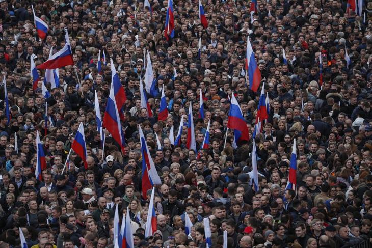 Ünneplő tömeg Moszkvában, ahol Vlagyimir Putyin orosz elnök aláírta az orosz ellenőrzés alá került ukrajnai területek Oroszországhoz való csatlakozási egyezményét Fotó: MTI/EPA/Jurij Kocsetkov