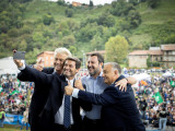 A Miniszterelnöki Sajtóiroda által közreadott képen Andre Ventura, a portugál jobboldali Chega párt vezetője (b2) közös fotót készít, mellette Geert Wilders, a holland Szabadságpárt (PVV) vezetője (b), Orbán Viktor miniszterelnök, díszvendég (j) és Matteo Salvini olasz miniszterelnök-helyettes, a jobboldali Liga elnöke (j2) a párt nagygyűlésén a bergamói Pontidában 2024. október 6-én. 