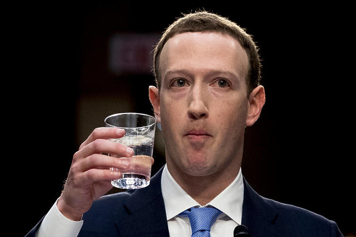 Illusztráció: Mark Zuckerberg az amerikai szenátus igazságügyi és kereskedelmi bizottsága előtti meghallgatásán, 2018. áprilisában. A meghallgatáson több botrányos eset mellett a 2016-os választás orosz befolyásolása, és a Facebook ebben betöltött szerepe is téma volt. (fotó: Getty)