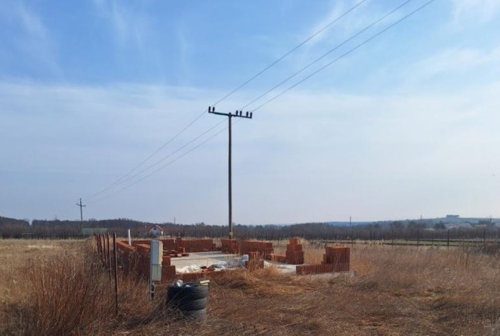 Az építkezés megakadt, a telek eladó