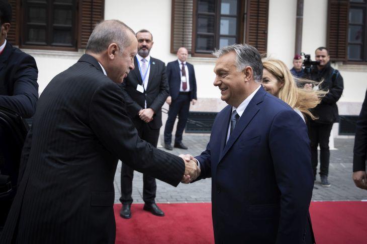 Orbán Viktor és Recep Tayyip Erdogan a Karmelita kolostor előtt. (MTI/Miniszterelnöki Sajtóiroda/Fischer Zoltán)