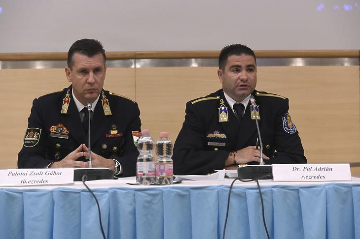 Pál Adrián rendőr ezredes, a budapesti rendőrfőkapitány bűnügyi helyettese (j) és Palotai Zsolt Gábor tűzoltó ezredes, a Fővárosi Katasztrófavédelmi Igazgatóság igazgatóhelyettese. Fotó: MTI/Bruzák Noémi