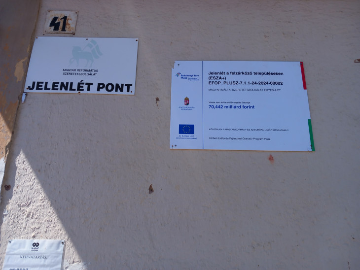A 70,442 milliárd forintos uniós forrást mutató tábla a nagyecsedi Jelenlét Ponton