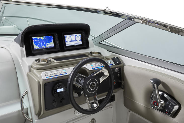 Egy Crownline 270 CR típusú jachtja van a kalocsai polgármester 79 éves édesanyjának.