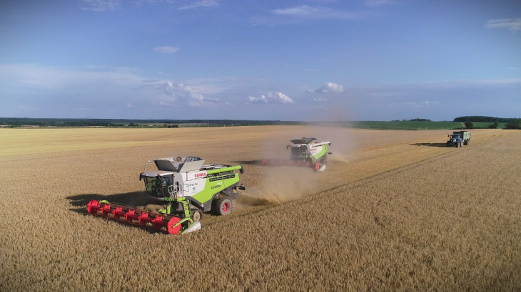 Nyári betakarítás a Csicsó Farm földjein
