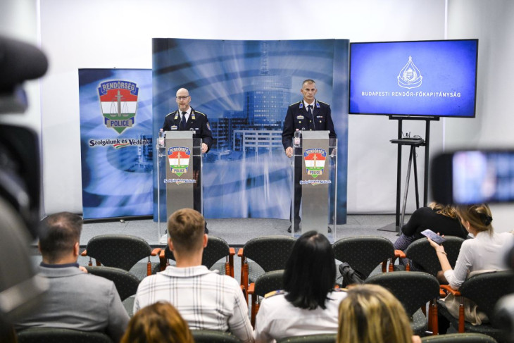 Simó Szilveszter rendőr százados, a BRFK Kábítószerbűnözés Elleni Osztályának megbízott vezetője és Fülöp Gergely, a Budapesti Rendőr-főkapitányság (BRFK) Kommunikációs Osztályának vezetője a Razzia a Belvárosban címmel tartott sajtótájékoztatón a Rendőrségi Igazgatási Központ Teve utcai székházában