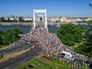 A Budapest Pride résztvevői az Erzsébet hídon 2025. június 28-án.