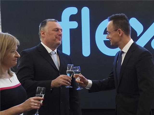 Szijjártó Péter külgazdasági és külügyminiszter (j) és Lang János, a Flextronics Kft. alelnöke (j2) (MTI fotó Varga György)