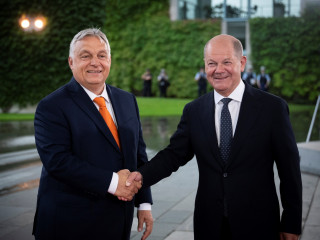 A Miniszterelnöki Sajtóiroda által közreadott képen Olaf Scholz kancellár (j) fogadja Orbán Viktor kormányfőt Berlinben 2024. június 21-én
