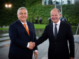 A Miniszterelnöki Sajtóiroda által közreadott képen Olaf Scholz kancellár (j) fogadja Orbán Viktor kormányfőt Berlinben 2024. június 21-én