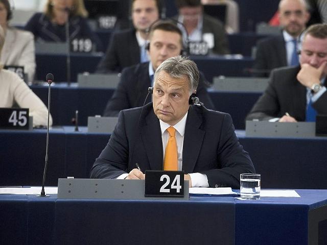 Orbán Viktor az Európai Parlamentben hallgatja a képviselők beszédét