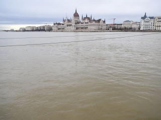 Az emelkedő vízállású Duna a lezárt Sztehlo Gábor rakpartról fotózva, szemben az Országház épülete 2023. december 25-én.Fotó: MTI/Illyés Tibor