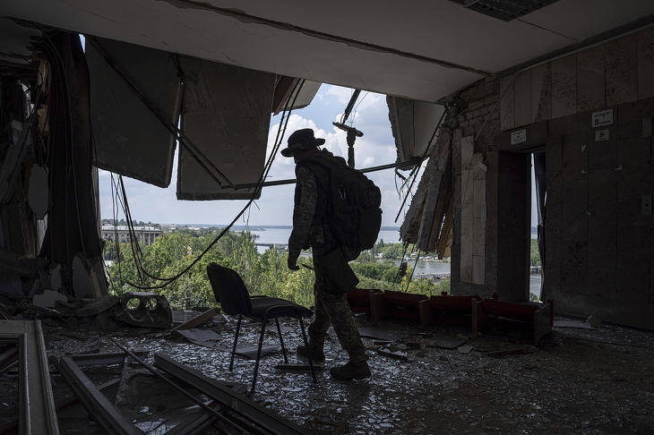 Hátizsákos turistáknak mondjuk kevésbé ideális a terep - ukrán katona a regionális katonai igazgatóság orosz támadásban megsemmisült épületének romjai között a dél-ukrajnai Mikolajivban 2022. augusztus 5-én. Fotó: MTI/AP/Jevhen Maloletka 