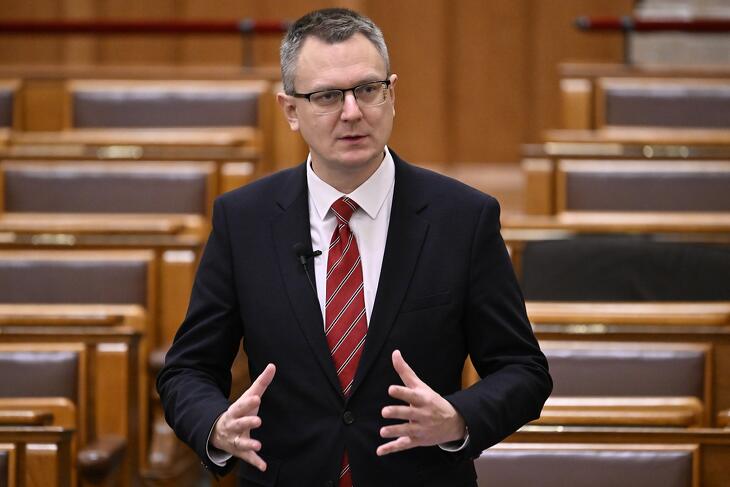 Rétvári Bence fél 12-ig összesen 268 e-mailes fenyegetésről tudott