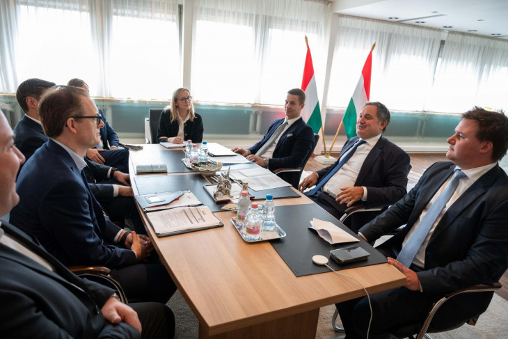 A szűkszavú közleményből nem derül ki, miről tárgyalt a Revolut vezérkara és a nemzetgazdasági miniszter.