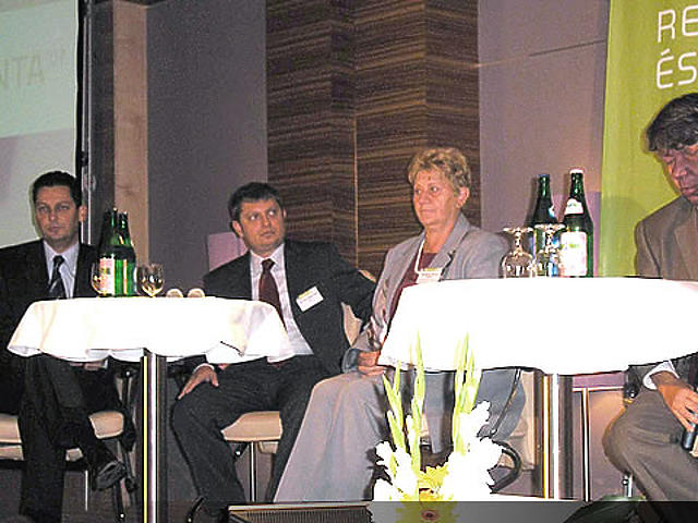 A közbeszerzési kerekasztal vásárlói oldalán Varjú Károly (APEH), Kéri Nagy Zsolt (KSZF), Kertészné Gérecz Eszter (Országgyűlés) és a moderátor Vityi Péter (Microsoft).