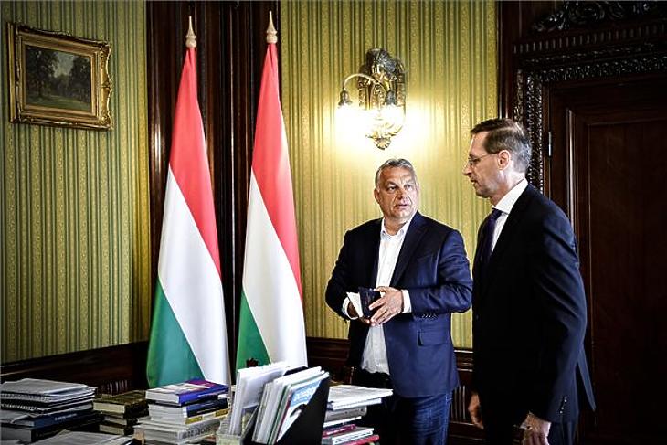 A Miniszterelnöki Sajtóiroda által közreadott képen Orbán Viktor miniszterelnök (b) Varga Mihály pénzügyminiszterrel egyeztet az idei és a jövő évi költségvetésről valamint a gazdaságvédelmi akcióterv végrehajtásáról. Aligha számolna ilyen negatív forgatókönyvvel