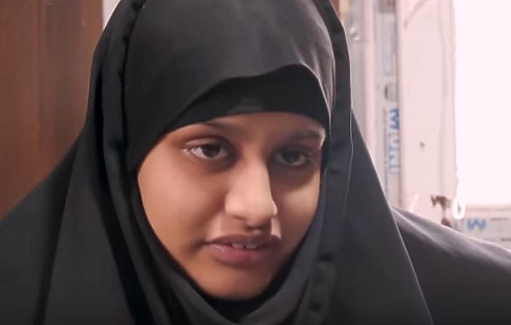 Shamima Begum egy menekült táborban a Sky News által készített anyagban (Fotó: Youtube videó alapján)