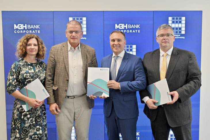 Ficzere Andrea, a Kórházszövetség alelnöke, Velkey György, a Kórházszövetség elnöke, Szabó Levente, az MBH Bank egyedi kiszolgálásért felelős üzleti vezérigazgató-helyettese és Nyisztor Péter,  az MBH Bank Középvállalati üzletágának ügyvezető igazgatója.
