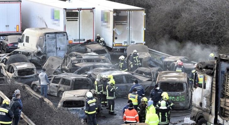 Kiégett és sérült gépjárművek 2023 márciusában az M1-es autópályán Herceghalomnál, ahol öt kamion és 37 autó ütközött össze. Fotó: MTI/Lakatos Péter