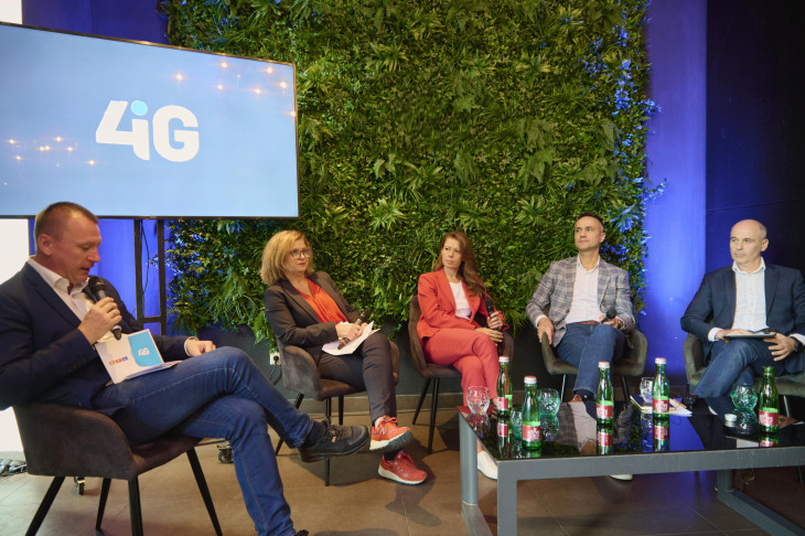 Szujó Zoltán, a rendezvény moderátora, Grósz Judit, az RTL Magyarország digitális területekért felelős vezérigazgató-helyettese, Vidus Gabriella, az RTL Magyarország vezérigazgatója, Tábori Tamás, a 4iG Csoport távközlési stratégiáért felelős vezérigazgató-helyettese és Bányai Tamás, a Vodafone Magyarország Zrt. vezérigazgatója