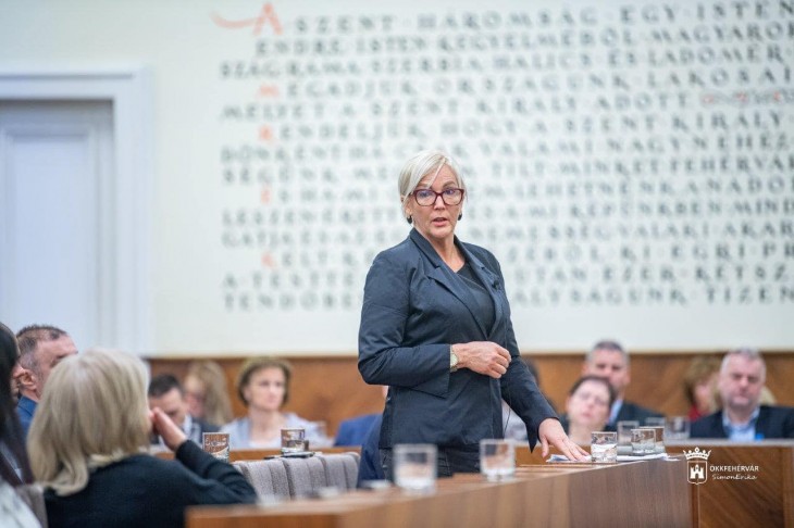 Ráczné Földi Judit, a DK elnökségi tagja foglalja el az elhunyt Kordás László parlamenti székét. Fotó: 