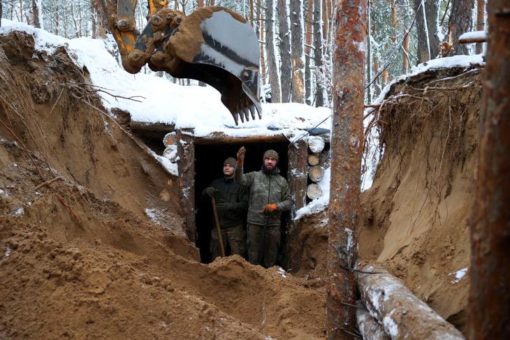 Az ukránok újabb védelmi vonalakat építenek. Fotó: MTI/EPA/LUSA