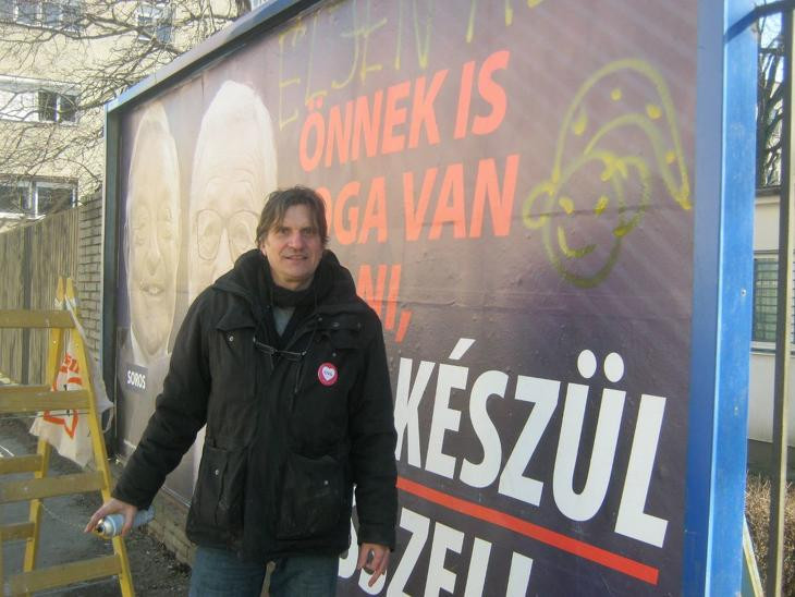 Plakátrongálás közben még 2022-ben
