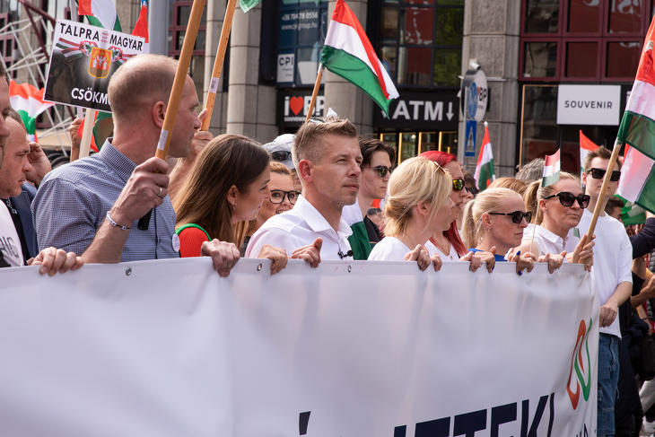 Magyar Péter vezette a tömeget a szombati tüntetésen