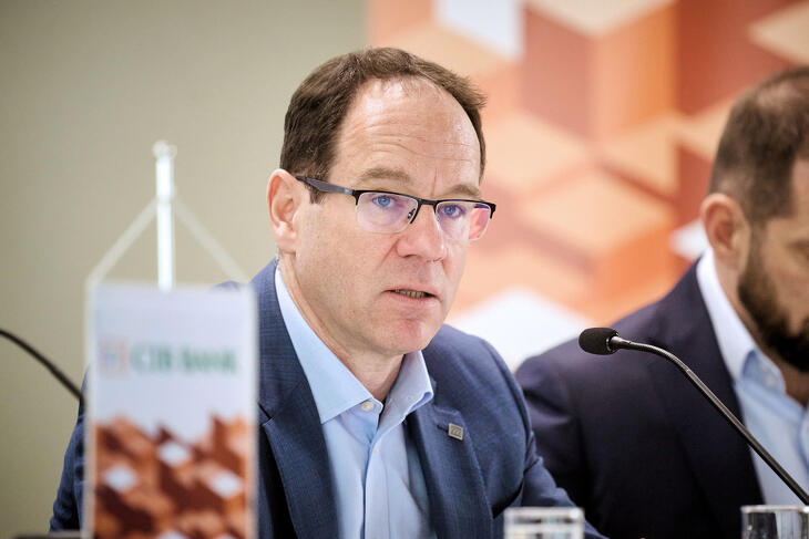 Tizenkét év után távozik Simák Pál a jelenlegi posztjáról