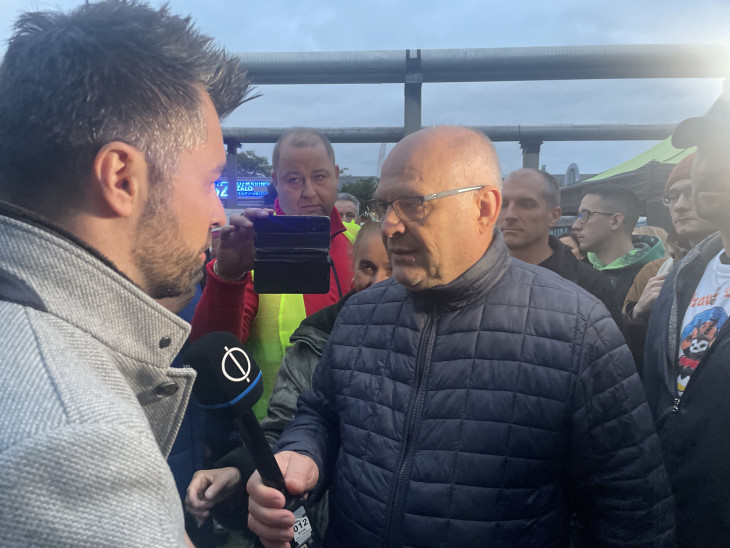 Császár András, az állami média riportere dr. Kuéja Andrást kérdezi az MTVA épületénél tartott tüntetés után